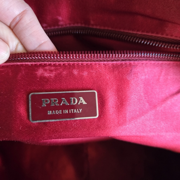 Prada Vintage Elegant Red and Cream Women's Handbag - Picture 8 of 9